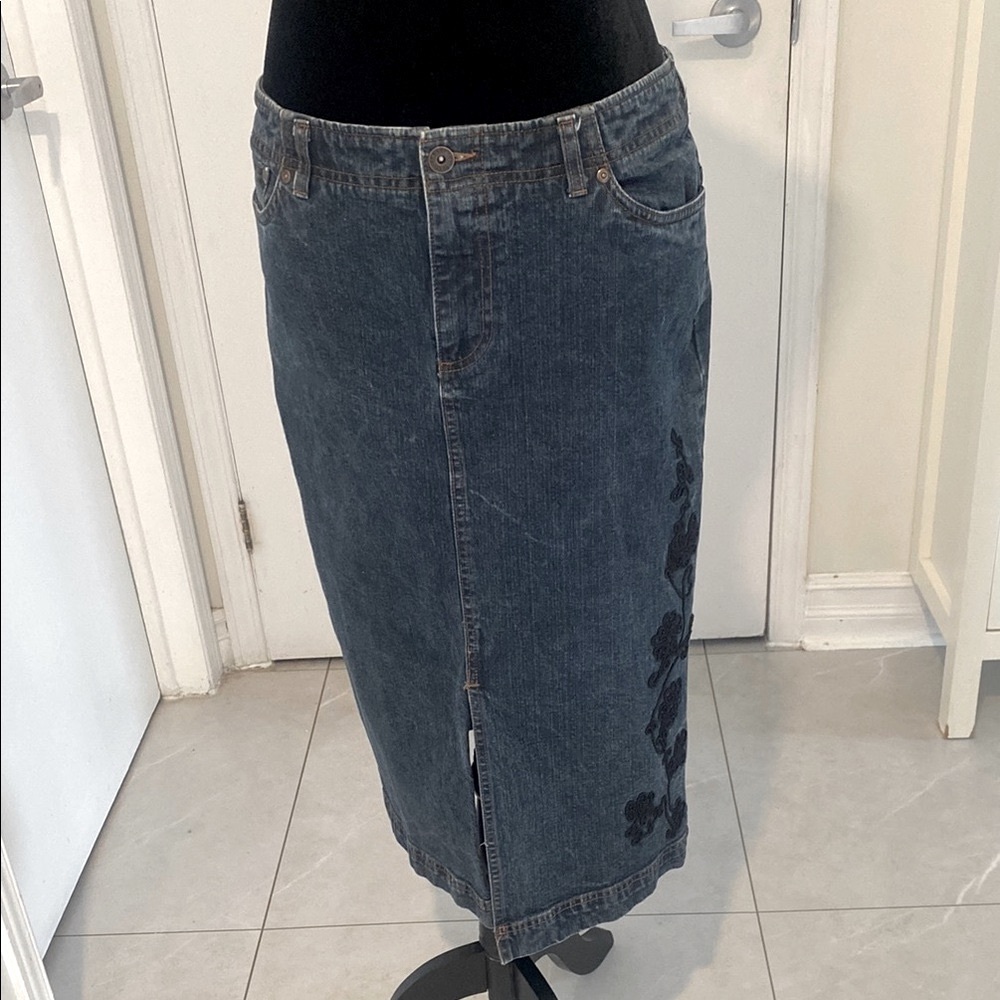 MAXI length Denim Blue Jean Skirt with Floral Detail Size 9 made in Hong Kong